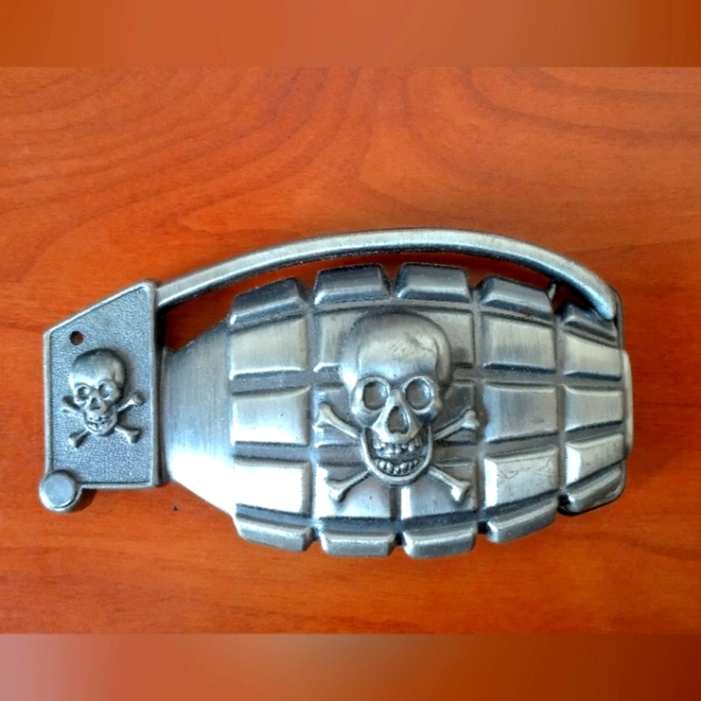 Belt buckle grenade with crossbone skull